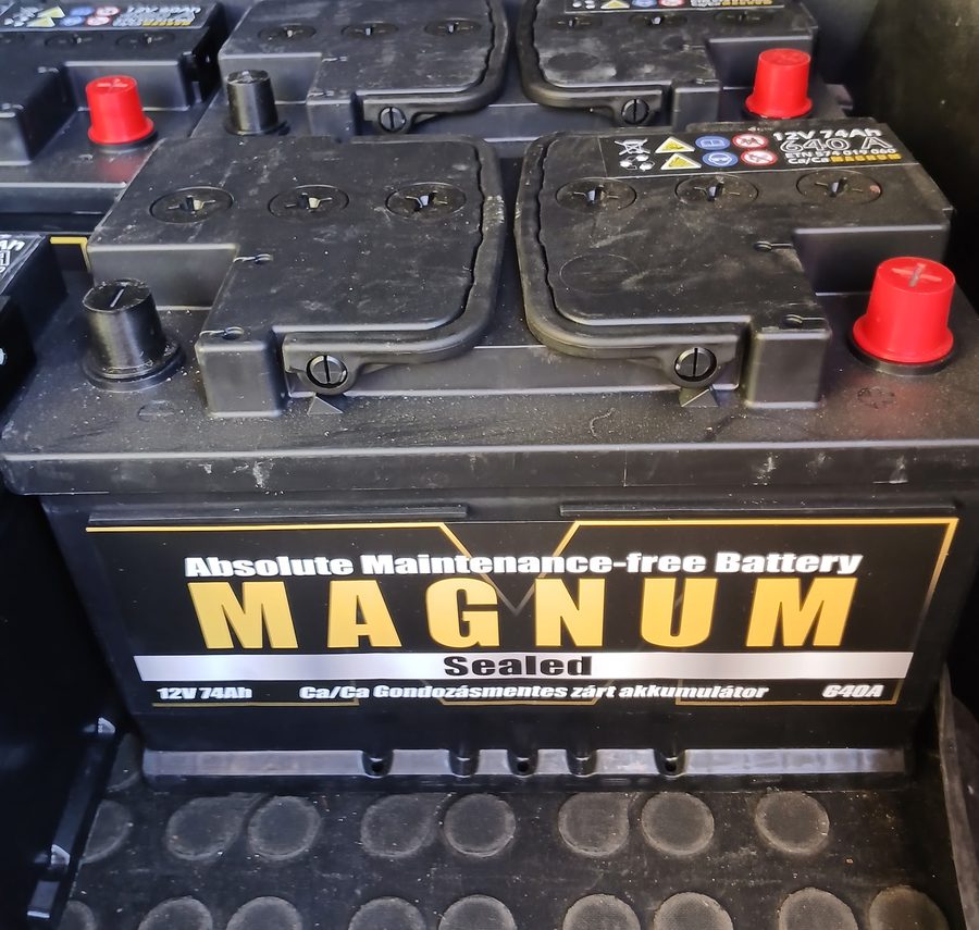 Magnum 12 V 74 Ah, 640 A akkumulátorok a kiszállító autóban